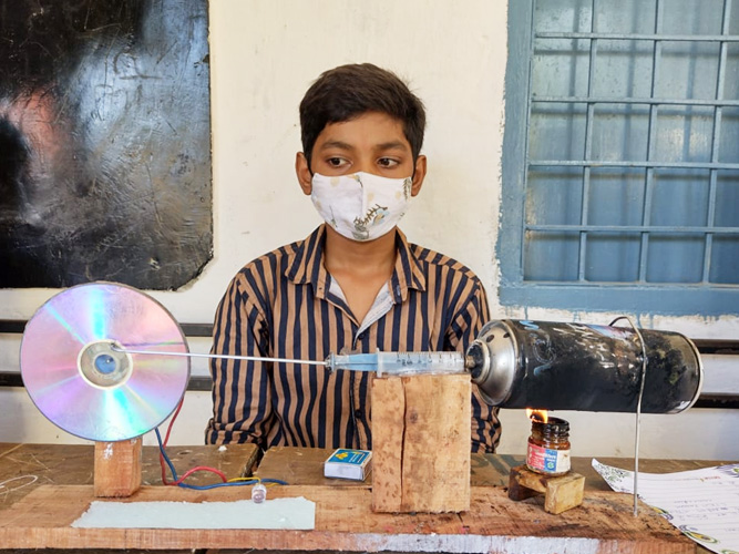 Student presenting generator in Science Exhibition, Faridabad